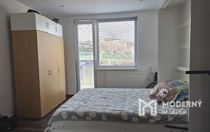 4 izb. byt. jednotka v RD, kompletná rekonštrukcia, 87 m², garáž, pivnica, skladové priestory s pozemkom 333 m2