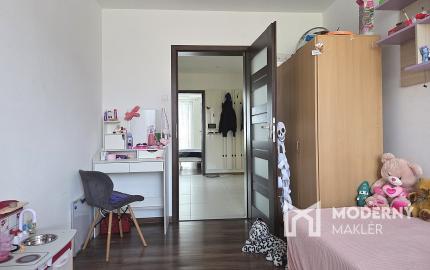 4 izb. byt. jednotka v RD, kompletná rekonštrukcia, 87 m², garáž, pivnica, skladové priestory s pozemkom 333 m2