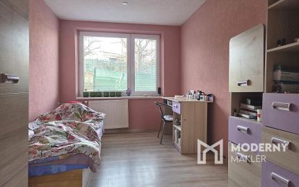 4 izb. byt. jednotka v RD, kompletná rekonštrukcia, 87 m², garáž, pivnica, skladové priestory s pozemkom 333 m2