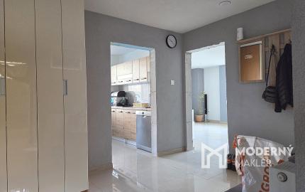 4 izb. byt. jednotka v RD, kompletná rekonštrukcia, 87 m², garáž, pivnica, skladové priestory s pozemkom 333 m2