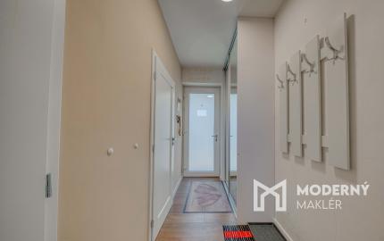 Na predaj moderný 4-izbový rodinný dom s terasami a záhradou v Ružindole