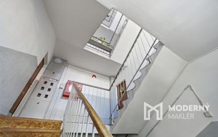 Na predaj 3-izbový byt s loggiou v centre Malaciek