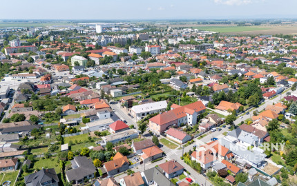 Na predaj priestranný 4,5 - izbový byt v Seredi
