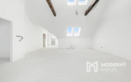 Na predaj výnimočný 2-izbový podkrovný byt v centre Žiliny