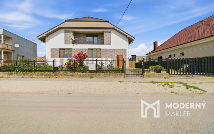 Na predaj nadštandardný rodinný dom s bazénom v blízkosti Senca