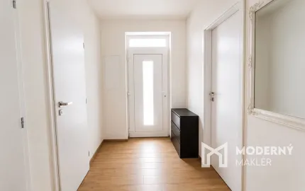 Na predaj zariadený rodinný dom s terasou – Dvorec, časť Sliezska Osada