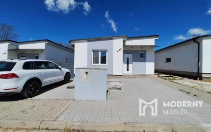 Na predaj zariadený rodinný dom s terasou – Dvorec, časť Sliezska Osada