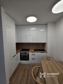 Klimatizovaný 2 izb. byt s parkovaním Ovocné Sady