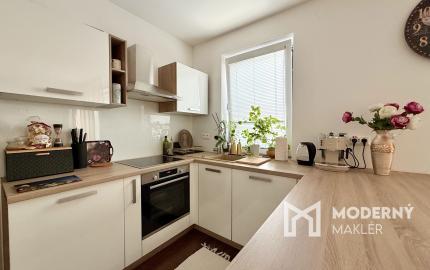 Stačí sa nasťahovať – moderný 2-izbový byt s balkónom a parkovacím miestom