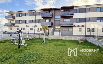 Stačí sa nasťahovať – moderný 2-izbový byt s balkónom a parkovacím miestom