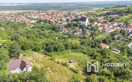Výnimočný pozemok s RD a nádherným výhľadom na Svätý Jur