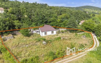 Výnimočný pozemok s RD a nádherným výhľadom na Svätý Jur