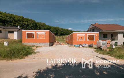 NA PREDAJ |  4 - IZBOVÝ RODINNÝ DOM BUNGALOV | MELČICE LIESKOVÉ - ČASŤ DOLINA