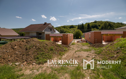 NA PREDAJ |  4 - IZBOVÝ RODINNÝ DOM BUNGALOV | MELČICE LIESKOVÉ - ČASŤ DOLINA