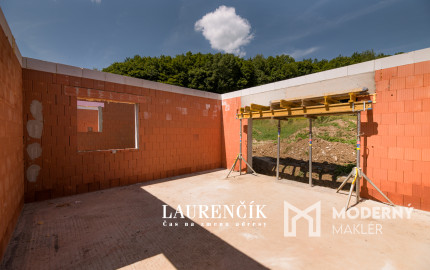 NA PREDAJ |  4 - IZBOVÝ RODINNÝ DOM BUNGALOV | MELČICE LIESKOVÉ - ČASŤ DOLINA