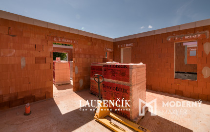 NA PREDAJ |  4 - IZBOVÝ RODINNÝ DOM BUNGALOV | MELČICE LIESKOVÉ - ČASŤ DOLINA