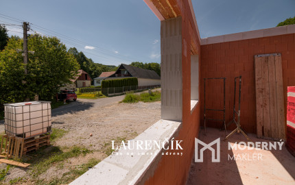 NA PREDAJ |  4 - IZBOVÝ RODINNÝ DOM BUNGALOV | MELČICE LIESKOVÉ - ČASŤ DOLINA