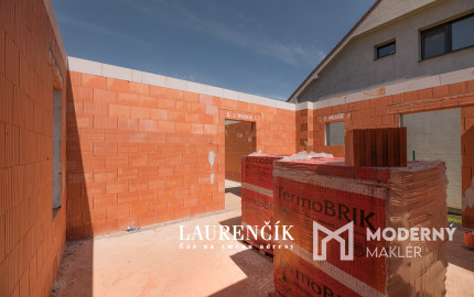 NA PREDAJ |  4 - IZBOVÝ RODINNÝ DOM BUNGALOV | MELČICE LIESKOVÉ - ČASŤ DOLINA
