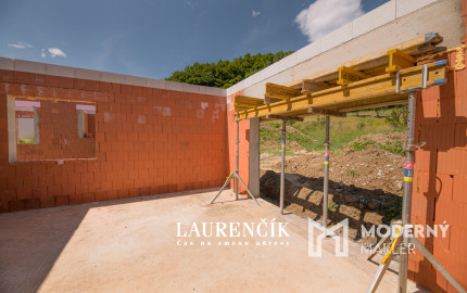 NA PREDAJ |  4 - IZBOVÝ RODINNÝ DOM BUNGALOV | MELČICE LIESKOVÉ - ČASŤ DOLINA