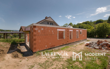 NA PREDAJ |  4 - IZBOVÝ RODINNÝ DOM BUNGALOV | MELČICE LIESKOVÉ - ČASŤ DOLINA
