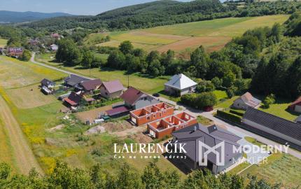 NA PREDAJ | 4 - IZBOVÝ RODINNÝ DOM BUNGALOV | MELČICE LIESKOVÉ - ČASŤ DOLINA