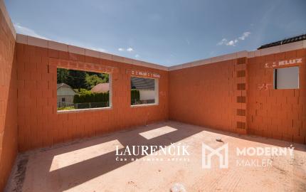 NA PREDAJ |  4 - IZBOVÝ RODINNÝ DOM BUNGALOV | IVANOVCE