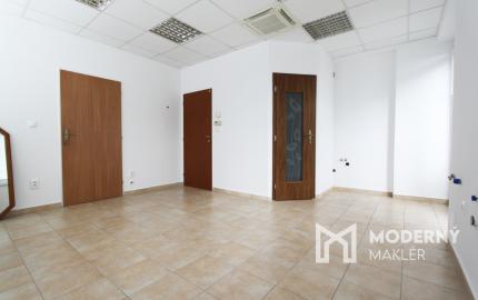 Na prenájom kancelária s vlastnou kúpeľňou v centre Šamorína