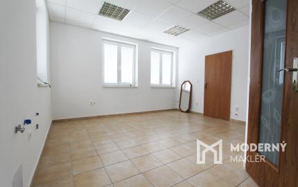 Na prenájom kancelária s vlastnou kúpeľňou v centre Šamorína