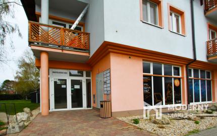 Na prenájom kancelária s vlastnou kúpeľňou v centre Šamorína