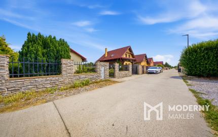 Na predaj stavebný pozemok s 2-izbovým rodinným domom v Hviezdoslavove