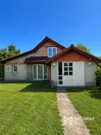 Na prenájom rozostavaný objekt s veľkým pozemkom – ideálny ako sklad alebo dielňa v obci Lednické Rovne