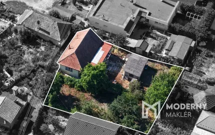 Na predaj slnečný stavebný pozemok s rodinným domom s veľkým potenciálom – obec Rybany