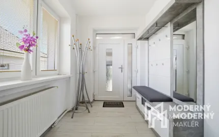Na predaj priestranný 4-izbový byt v rodinnom dome blízko Senca