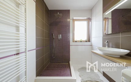 Na predaj priestranný, štýlový 3-izbový byt s balkónom v Europalace – Žilina