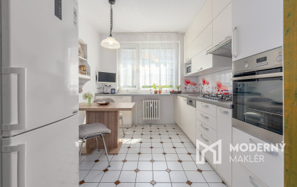 Na predaj svetlý 3-izbový byt s balkónom v Karlovej Vsi – blízko lesa a centra