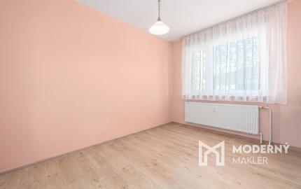 Na predaj svetlý 3-izbový byt s balkónom v Karlovej Vsi – blízko lesa a centra