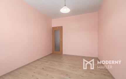 Na predaj svetlý 3-izbový byt s balkónom v Karlovej Vsi – blízko lesa a centra