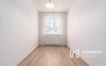 Na predaj svetlý 3-izbový byt s balkónom v Karlovej Vsi – blízko lesa a centra