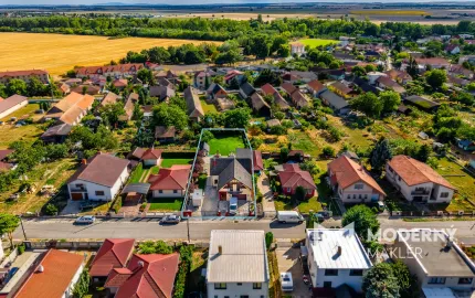Na predaj veľkometrážny 4-izbový rodinný dom v obci Jur nad Hronom