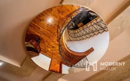 Na predaj veľkometrážny 4-izbový rodinný dom v obci Jur nad Hronom