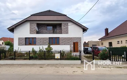 Na predaj rodinný dom s 2 bytovými jednotkami a bazénom blízko Senca