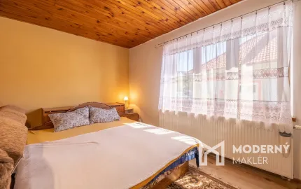 Na predaj priestranný vidiecky dom v obci Helcmanovce