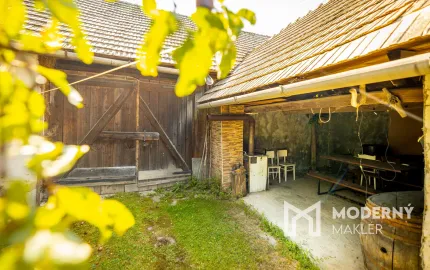 Na predaj priestranný vidiecky dom v obci Helcmanovce