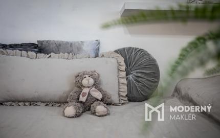 INVESTÍCIA, KTORÁ  ZARÁBA OD PRVÉHO DŇA | 2-IZBOVÝ BYT + 16 m² PIVNICA + PARKOVANIE | PEZINOK
