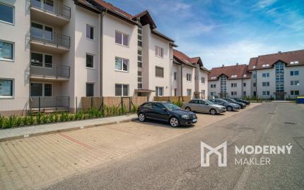 Na prenájom nový 2-izbový byt s predzáhradkou a parkingom v obci Zavar