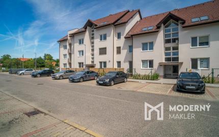 Na prenájom nový 2-izbový byt s predzáhradkou a parkingom v obci Zavar