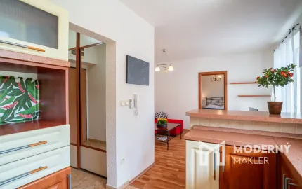Na predaj 2-izbový byt s parkingom pri OC Nivy, Bratislava