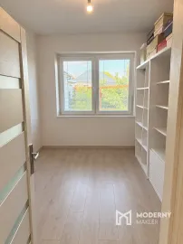NA PREDAJ PRIESTRANNÝ 4-IZBOVÝ BYT SO ZÁHRADKOU V BLÍZKOSTI SENCA