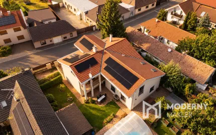 Na predaj veľkorysý rodinný dom s bazénom a dvojgarážou v Pezinku