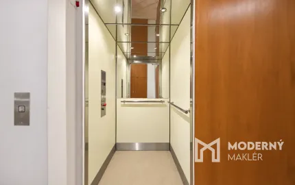 Na predaj veľkorysý rodinný dom s bazénom a dvojgarážou v Pezinku